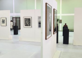 exhibition display art display white gallery aisle 01
